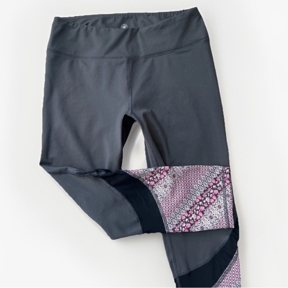 Gaiam Womens Workout Pants size M Gray Pink Printed Hem Capri Length yoga - Picture 3 of 9